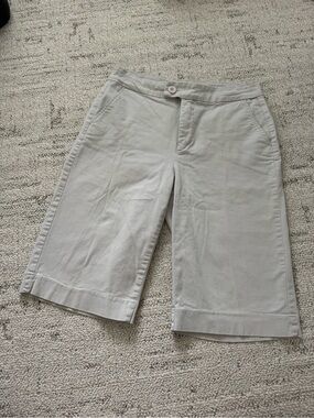 Classic Women's Knee-Length Chino Bermudas Shorts in Light Gray Low Waist